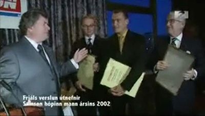 Dav Oddsson afhendir Samson-hpnum viurkenningu ri 2002
